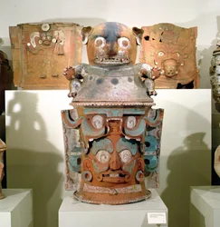 Urna funerária Ixil com tampa felina, Nebaj, Guatemala, último período clássico (900-1200) (cerâmica policromada) (ver também 310160)